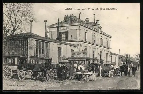 AK Sens, La Gare P.-L.-M., Vue extérieure, avec calèches et passants