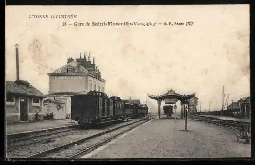 AK Saint-Florentin-Vergigny, Gare avec wagons sur les voies et bâtiments de la gare adjacents