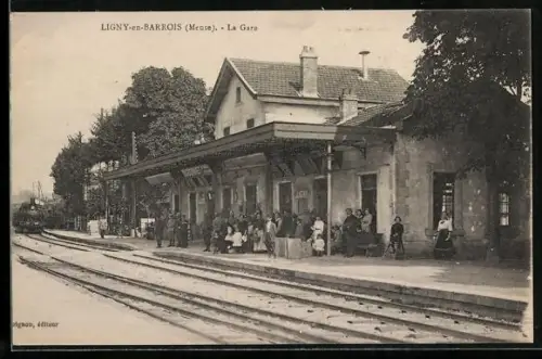 AK Ligny-en-Barrois /Meuse, La Gare avec voyageurs sur le quai
