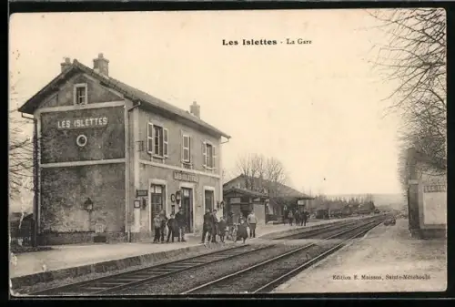AK Les Islettes, La Gare avec voyageurs sur le quai