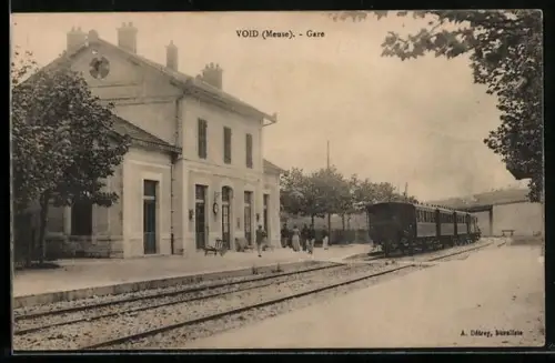 AK Void /Meuse, Gare avec train à quai et voyageurs sur le quai
