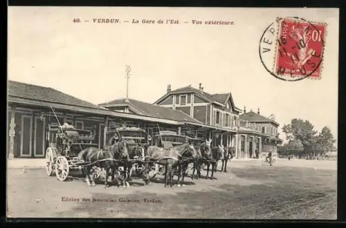 AK Verdun, La Gare de l`Est, vue extérieure avec voitures à chevaux