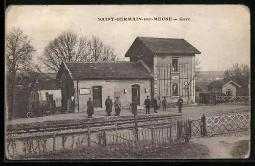 AK Saint-Germain-sur-Meuse, Gare avec voyageurs sur le quai