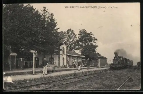AK Villeneuve-l`Archevêque /Yonne, La Gare avec train à vapeur et passants sur le quai