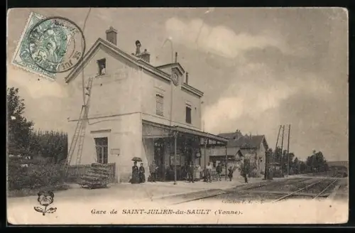 AK Saint-Julien-du-Sault /Yonne, Gare animée avec voyageurs et bâtiment ferroviaire