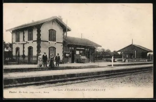 AK Égriselles-Villeneuve, La Gare d`Égriselles-Villeneuve avec voyageurs sur le quai