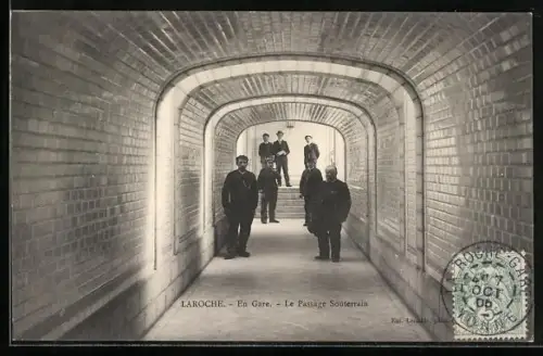 AK Laroche, En Gare, Le Passage Souterrain