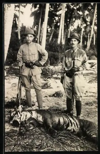 Foto-AK Zwei Jäger mit einem erlegten Tiger
