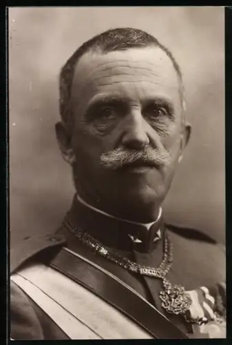 AK Portrait des Königs von Italien in Uniform