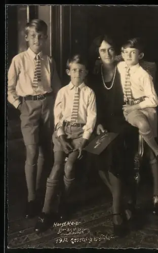 Foto-AK Prinzessin Sophie von Sachsen mit drei Jungen