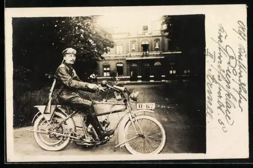 Foto-AK Wanderer auf einem Motorrad, Kraftradfahrer der Armee