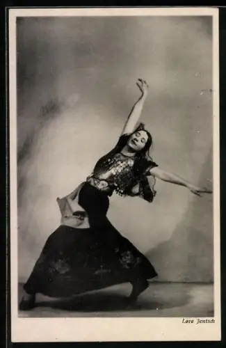 AK Tänzerin Lore Jentsch mit ausgestreckten Armen tanzend