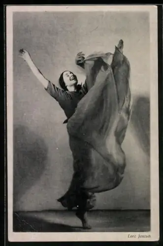 AK Tänzerin Lore Jentsch lachend beim Tanz
