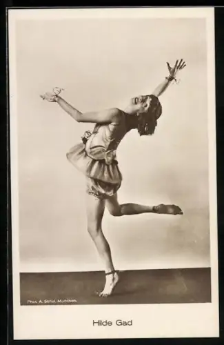 AK Tänzerin Hilde Gad barfuss tanzend