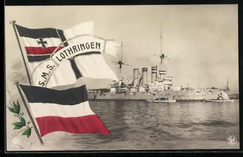 AK Kriegsschiff SMS Lothringen vor der Küste, Reichsfahne und Reichskriegsflagge