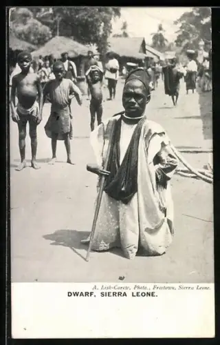 AK Dwarf, Kleinwüchsiger Einheimischer in einer Strassenszene, Liliputaner