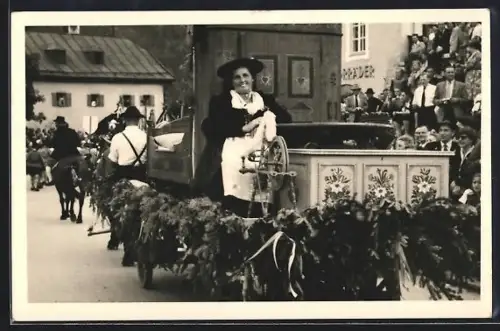 AK Berchtesgaden, Ganghofen-Festzug, Dame mit Spinnrad