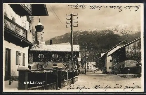 AK Ohlstadt, Verschneite Strassenpartie mit Kirche und Bergen