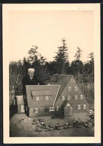 AK Altenberg /Erzgeb., Modellbau des Gasthaus Altes Raupennest mit Besitzer