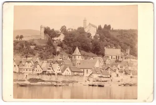 Fotografie unbekannter Fotograf, Ansicht Hirschhorn / Neckar, Blick über den Neckar nach dem Ort, 1888