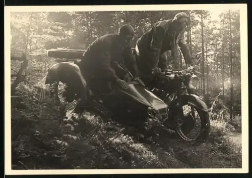Fotografie Motorrad BMW mit Seitenwagen, Gespann bei Geländefahrt
