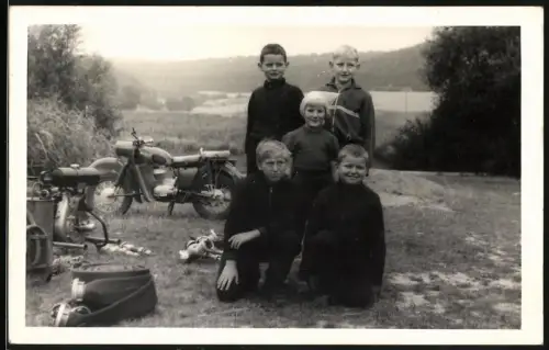 Fotografie Motorrad MZ, Feuerwehr-Pumpe und Knaben im Spezialistenlager junger Brandschutzhelfer 1967