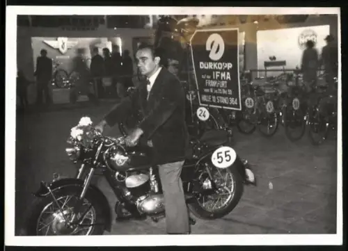 Fotografie Frankfurt / Main, IFMA Ausstellung 1953, Motorrad Mars Startnummer 55 & Dürkopp Messestand