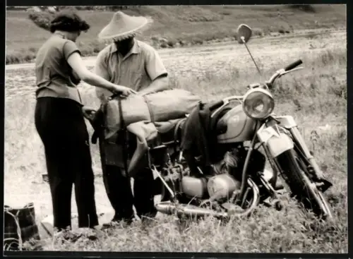 Fotografie H. Förster-Heintzel, Frankfurt / Main, Motorrad Adler, Paar campiert am Flussufer