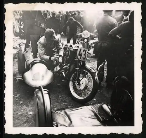 Fotografie Dieburger Dreiecksrennen 1951, Rennmotorrad Norton & BMW 500ccm mit Seitenwagen Startnummer 43 und 48