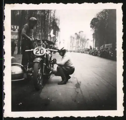 Fotografie Dieburger Dreiecksrennen 1951, Rennmotorrad BMW 750ccm mit Seitenwagen Startnummer 20