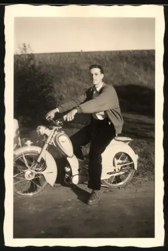 Fotografie Motorrad, Bursche auf Mofa mit Sachs Motor sitzend
