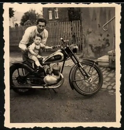 Fotografie Motorrad Triumph TWN, Vater setzt Knabe auf das Krad