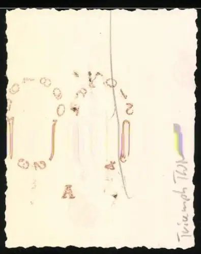 Fotografie Motorrad Triumph TWN, Vater setzt Knabe auf das Krad