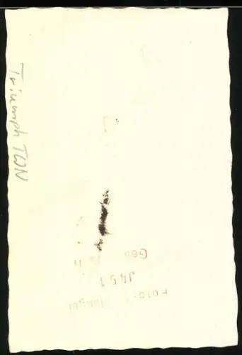 Fotografie Motorrad Triumph TWN, Mann im Anzug auf Krad sitzend