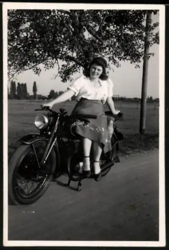 Fotografie Motorrad, Brünette Hausfrau auf Krad sitzend