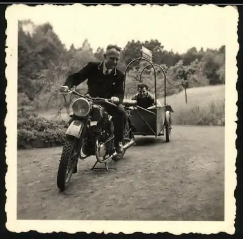 Fotografie Motorrad Zündapp, Hotelier fährt Krad mit Gepäckwagen