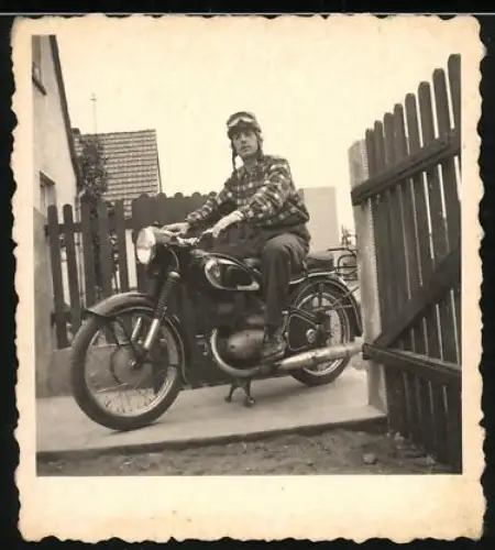 Fotografie Motorrad DKW, Bursche mit Helm und Schutzbrille auf Krad sitzend