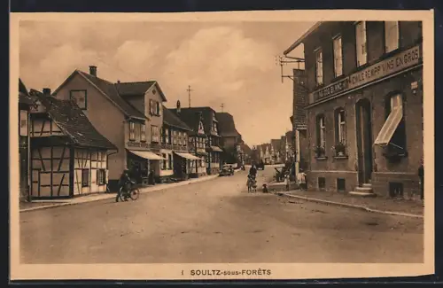 AK Soultz-sous-Forêts, Rue principale avec cyclistes et maisons à colombages