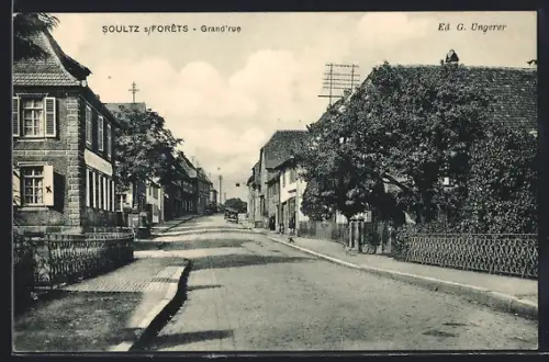 AK Soultz s. Forêts, Grand`rue animée avec maisons bordées d`arbres