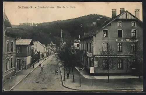 AK Schirmeck, Rue de la Gare avec l`Hôtel Vogt et vue sur la forêt environnante
