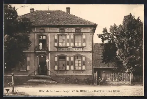 AK Hatten /Bas-Rhin, Hôtel de la Gare avec vélos devant l`entrée