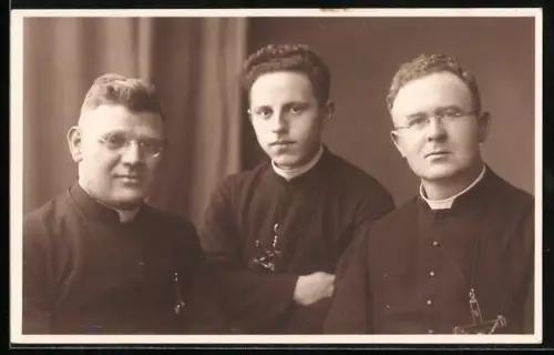 Foto-AK Gruppenfoto von drei Priestern mit Kreuzen