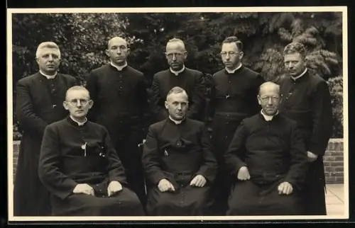 Foto-AK Tilburg, Gruppenfoto von Priestern in einem Garten