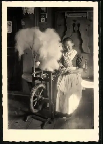 AK Dame aus dem Sarntal in der Stube mit einem Spinnrad
