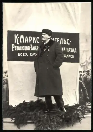 AK Lenin vor einem Banner auf Tannenzweigen