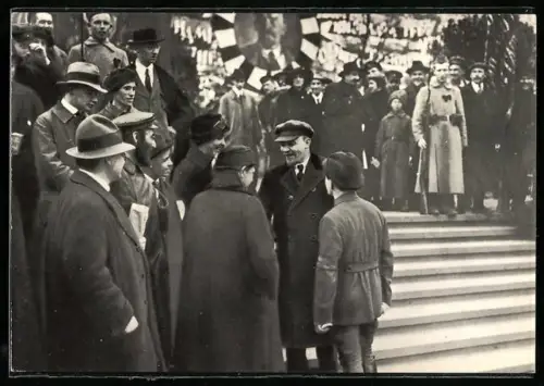 AK Lenin im Gespräch mit einer Gruppe