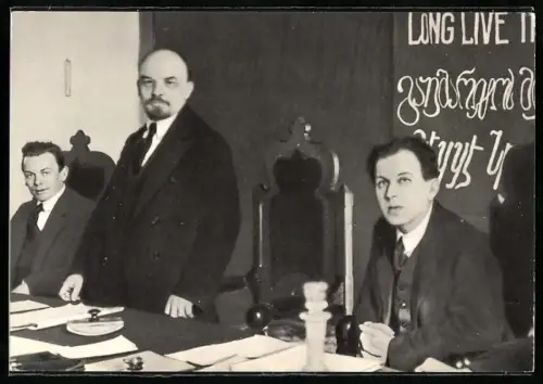 AK Lenin an einem Tisch stehend