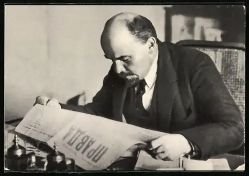 AK Lenin eine Zeitung lesend