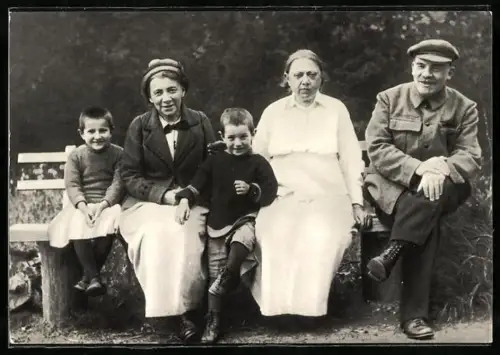 AK Lenin mit zwei Frauen und zwei Kindern auf einer Bank