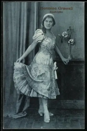 AK Soubrette Hermine Grasseli im Bühnenkleid